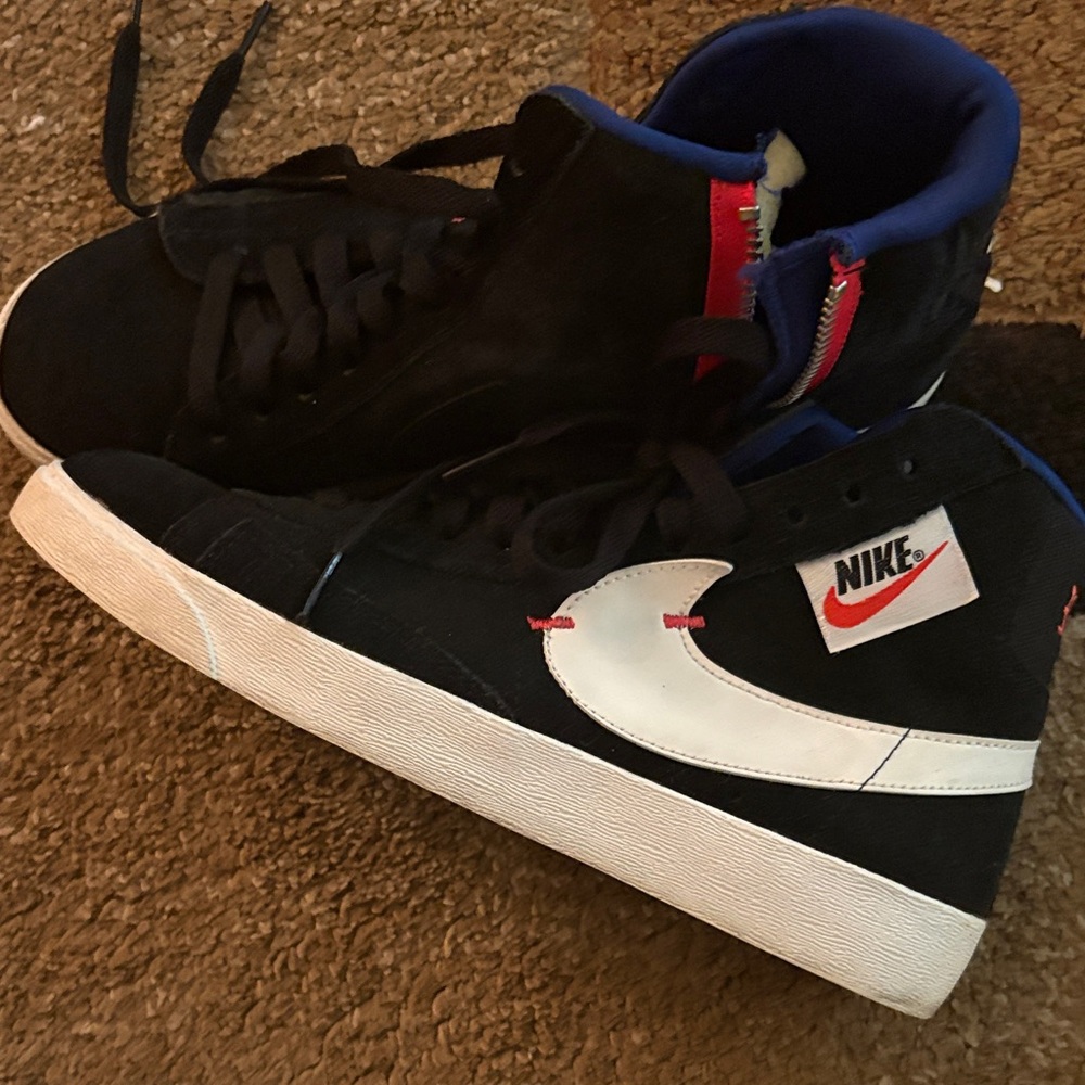 Nike Men's Black and White Sneakers with Red and Blue Highlights